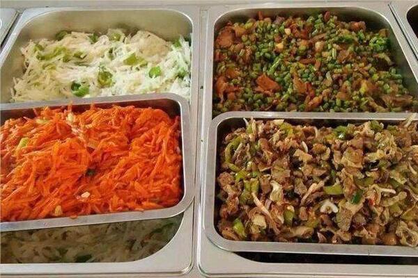 工廠(chǎng)食堂承包員工伙食一頓只要5元,免費牛奶加水果