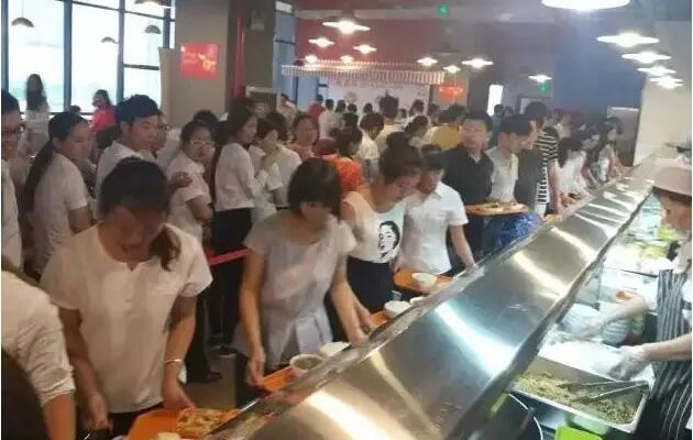 寫(xiě)字樓食堂上班一族在排隊取餐